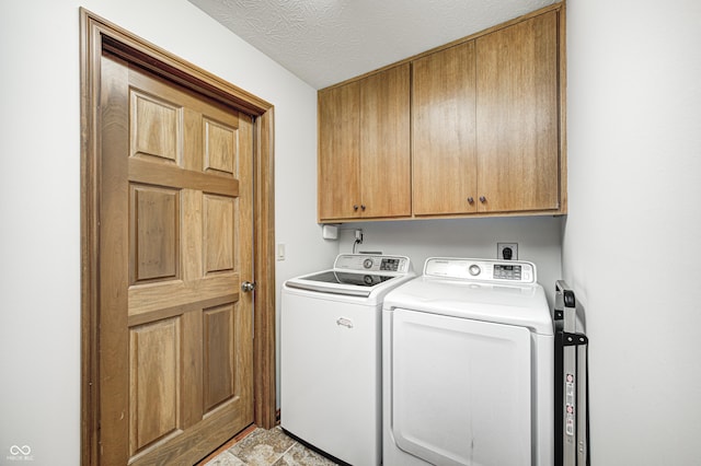 690 N 600 W, Lebanon, IN 46052 - clothes washing area featuring cabinet space, a textured ceiling, and independent washer and dryer
