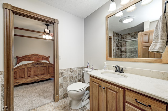 690 N 600 W, Lebanon, IN 46052 - full bath with tiled shower, toilet, a textured ceiling, vanity, and tile walls