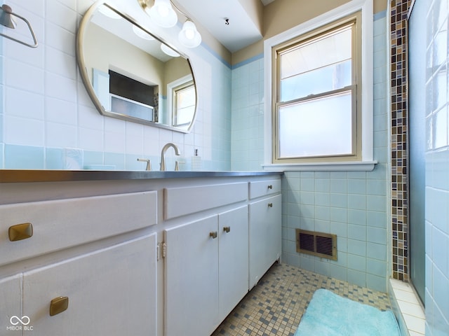 full bath featuring tile patterned floors, visible vents, and tile walls