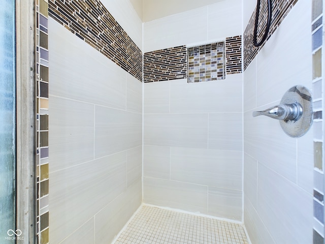 bathroom featuring tiled shower