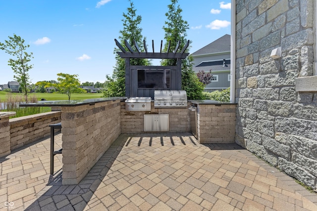 view of patio featuring an outdoor kitchen and grilling area