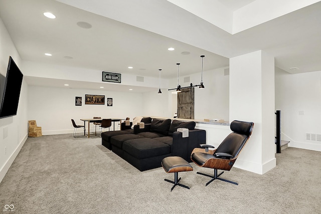 living room with carpet floors, recessed lighting, visible vents, a barn door, and baseboards