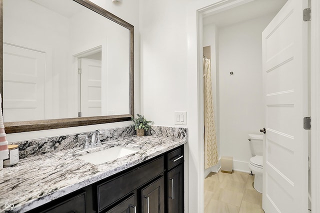 bathroom featuring toilet, a shower with curtain, vanity, and baseboards