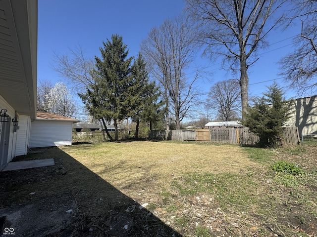 7406 E 33rd St, Indianapolis, IN 46226 - view of yard with fence