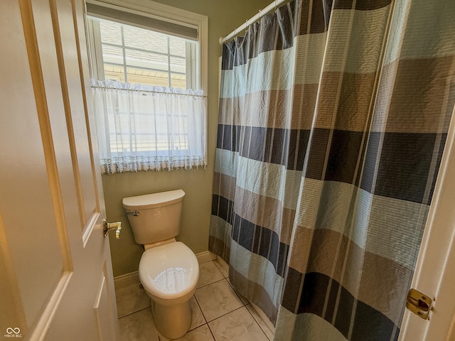 full bathroom featuring baseboards, tile patterned flooring, toilet, and a shower with curtain