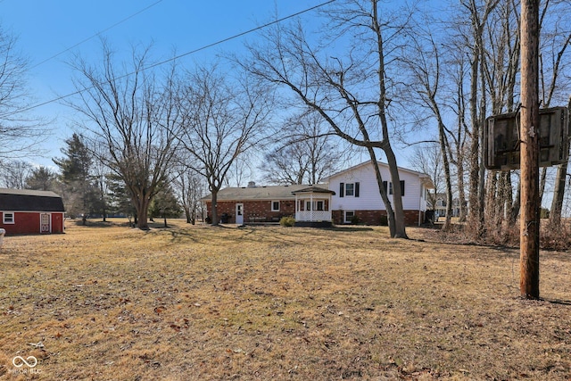 view of yard with an outbuilding