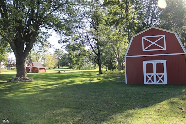 view of barn featuring a lawn