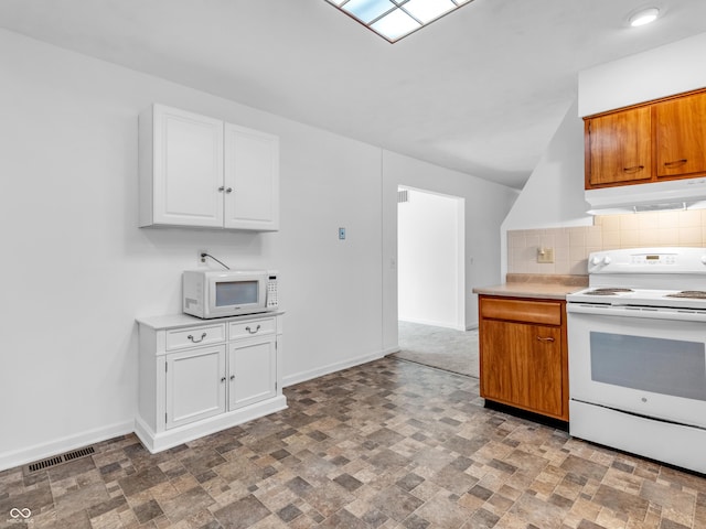 kitchen with white appliances, visible vents, decorative backsplash, light countertops, and under cabinet range hood