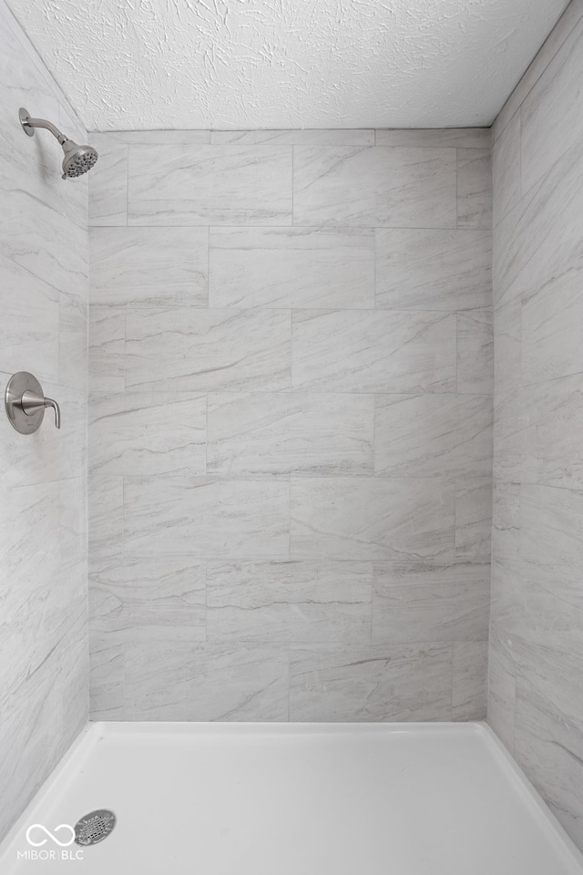 full bath featuring a textured ceiling