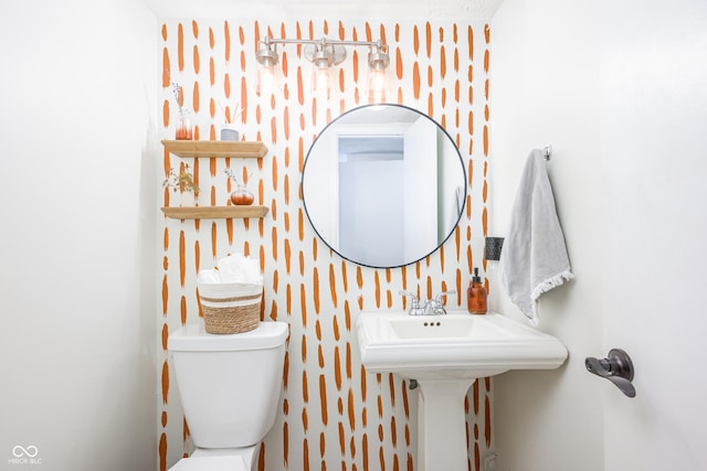 bathroom featuring toilet and wallpapered walls