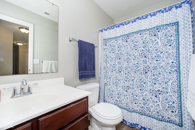 full bath featuring a shower with shower curtain, visible vents, vanity, and toilet