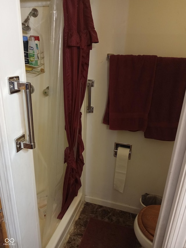 full bathroom with a shower with shower curtain, toilet, and baseboards