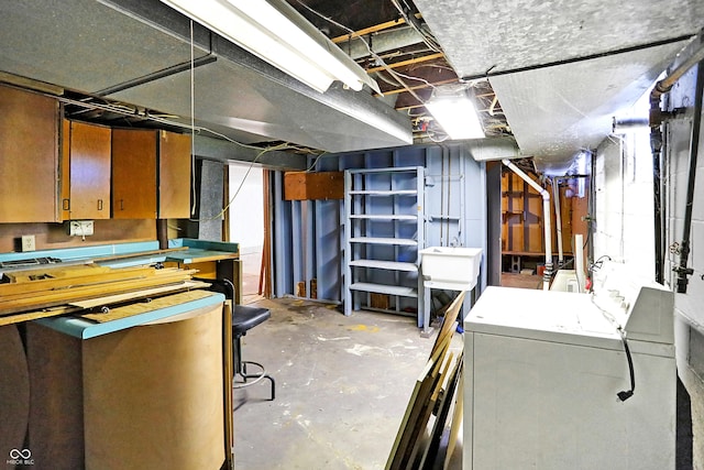 unfinished below grade area featuring a sink and washing machine and clothes dryer