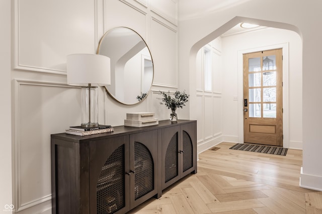 foyer featuring baseboards