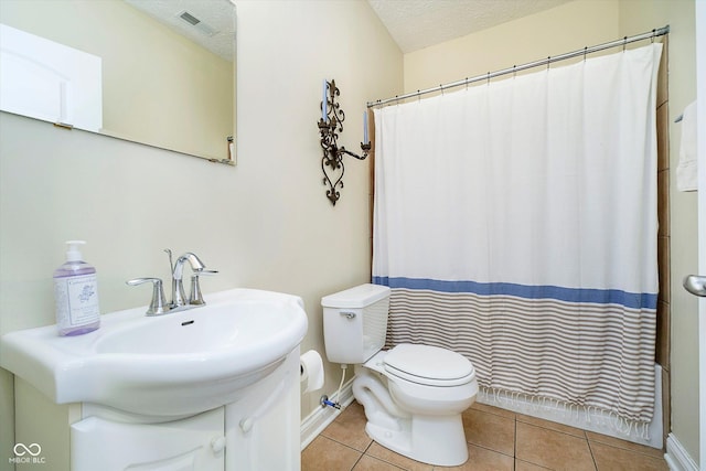 full bath with a textured ceiling, toilet, tile patterned floors, visible vents, and a shower with curtain