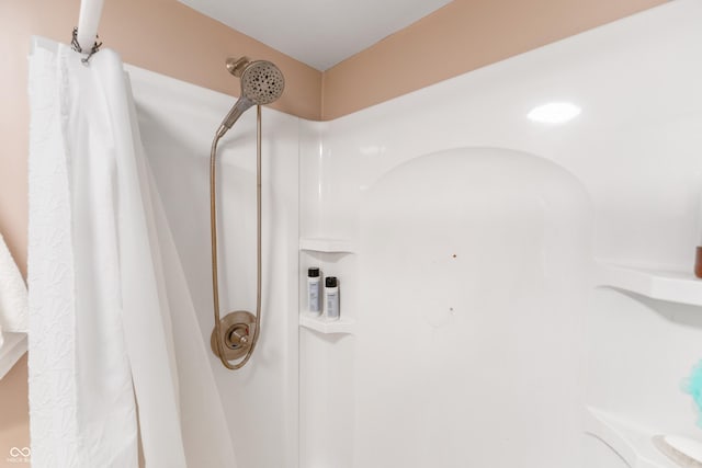 room details featuring a shower with shower curtain