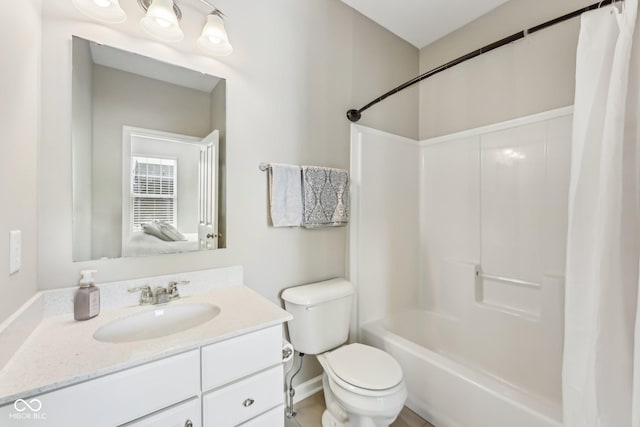 ensuite bathroom featuring toilet, shower / bath combination with curtain, ensuite bath, and vanity