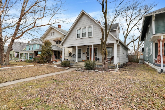 view of front facade with covered porch and fence