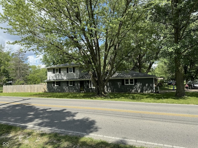 view of front of property featuring a front yard and fence