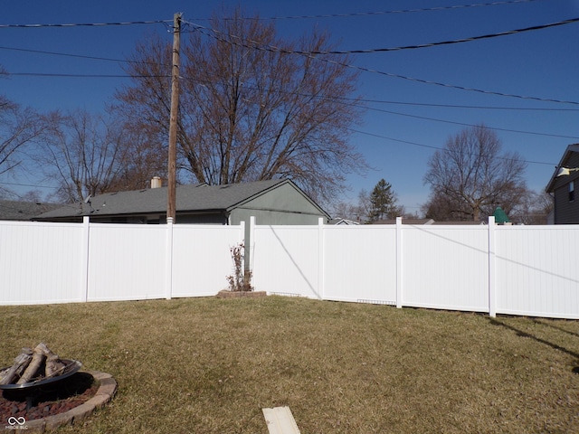 view of yard featuring a fenced backyard and an outdoor fire pit