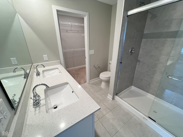 full bathroom featuring a sink, a spacious closet, and toilet