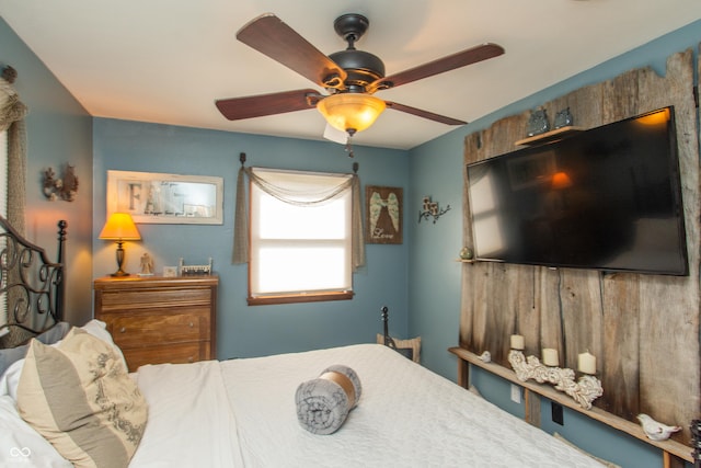 bedroom with a ceiling fan