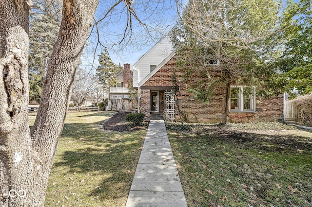 view of front of house featuring brick siding and a front lawn