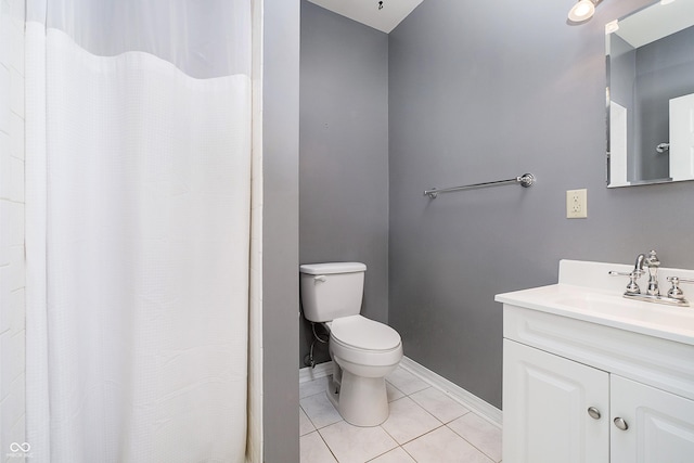 full bathroom featuring curtained shower, toilet, vanity, tile patterned flooring, and baseboards