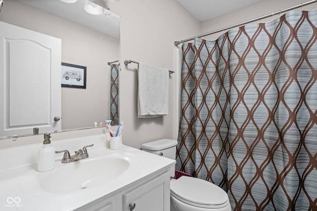 full bathroom with a shower with shower curtain, vanity, and toilet