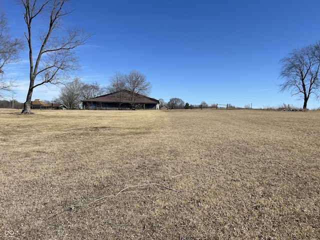 view of yard featuring a rural view