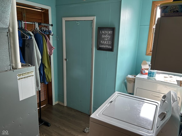 245 W Dixie Bee Rd, Veedersburg, IN 47987 - laundry area featuring washer and dryer, wood finished floors, and cabinet space