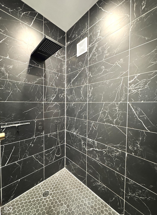 1818 N Cornell Ave, Indianapolis, IN 46202 - bathroom featuring tiled shower