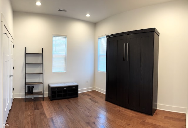 1818 N Cornell Ave, Indianapolis, IN 46202 - foyer featuring dark wood finished floors, recessed lighting, plenty of natural light, and baseboards