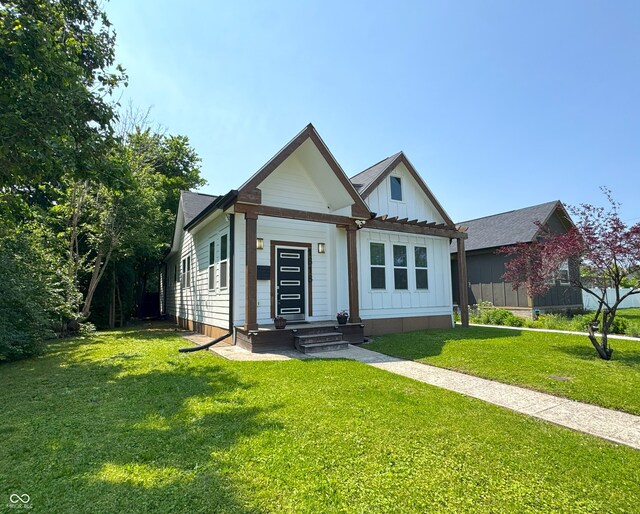 1818 N Cornell Ave, Indianapolis, IN 46202 - view of front of property with board and batten siding and a front yard