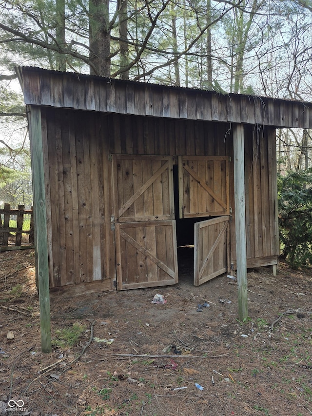 view of outdoor structure with an outbuilding