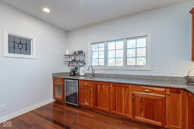 bar featuring beverage cooler, baseboards, dark wood-style flooring, a sink, and recessed lighting