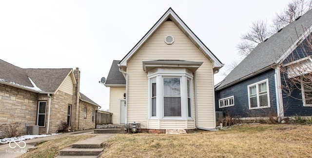 view of front facade featuring a front yard