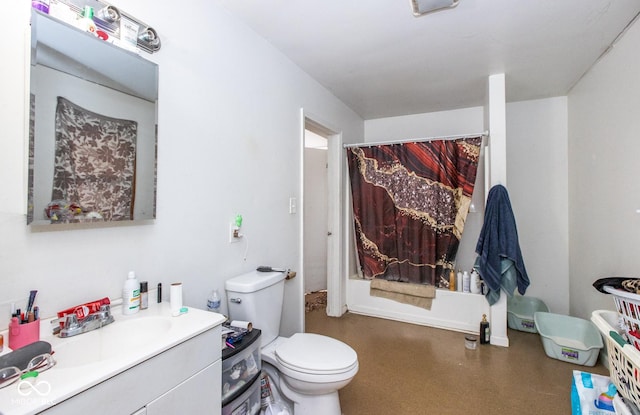 full bath featuring a shower with shower curtain, vanity, and toilet