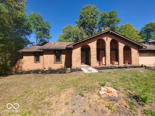 view of front of property featuring brick siding and a front yard