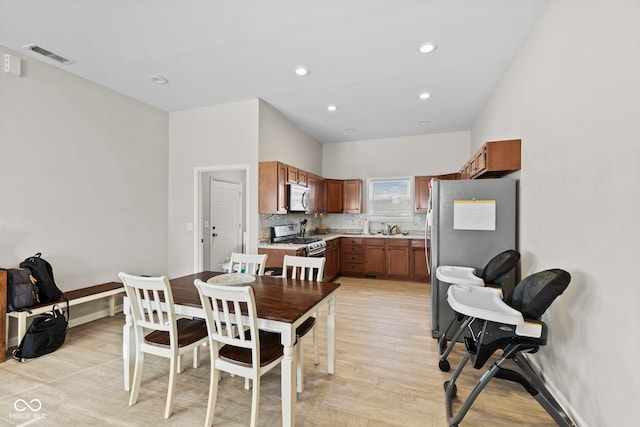 dining area featuring recessed lighting, baseboards, visible vents, and light wood finished floors