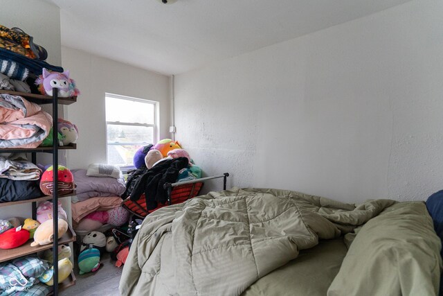 238-240 N Beville Ave, Indianapolis, IN 46201 - bedroom with a textured wall