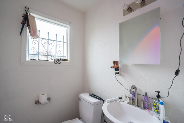 238-240 N Beville Ave, Indianapolis, IN 46201 - half bath featuring a sink and toilet
