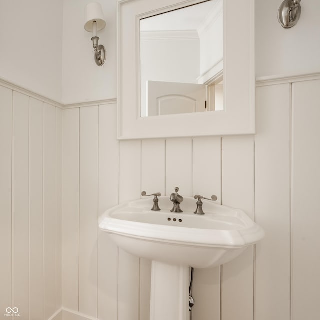 6560 Dawson Lake Dr, Indianapolis, IN 46220 - bathroom featuring a decorative wall