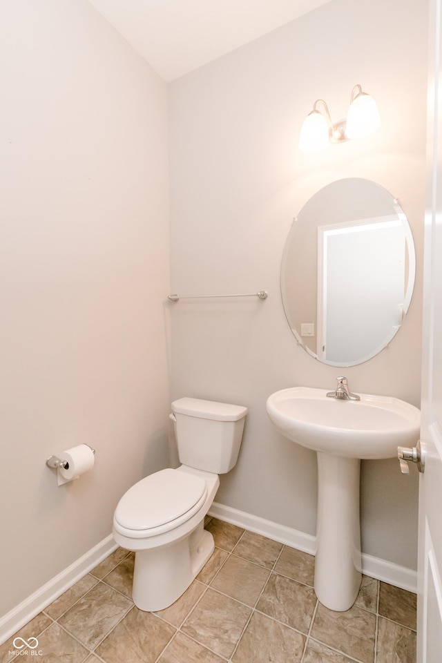 6117 Arctic Cir, Indianapolis, IN 46237 - bathroom featuring toilet and baseboards
