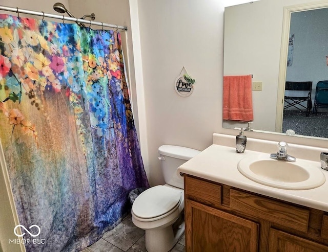 bathroom with a shower with shower curtain, vanity, and toilet