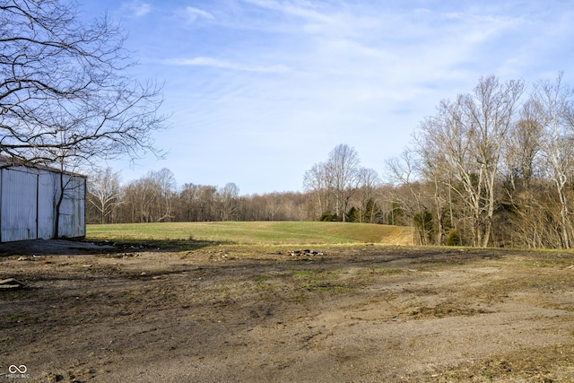 view of yard featuring an outbuilding