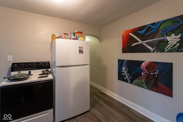 kitchen with arched walkways, dark wood-type flooring, baseboards, freestanding refrigerator, and electric range oven