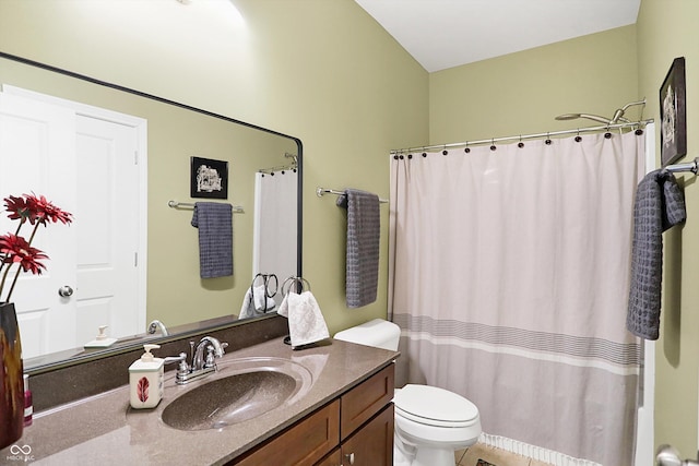 full bath with a shower with shower curtain, vanity, and toilet