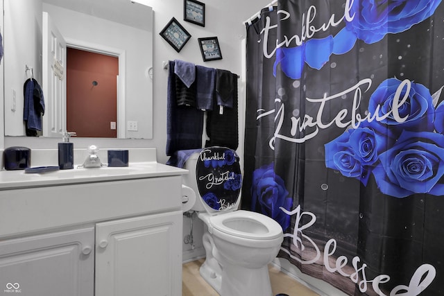 full bathroom with curtained shower, toilet, and vanity