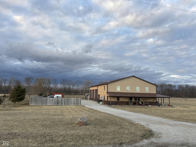 view of front of home featuring driveway and a front lawn